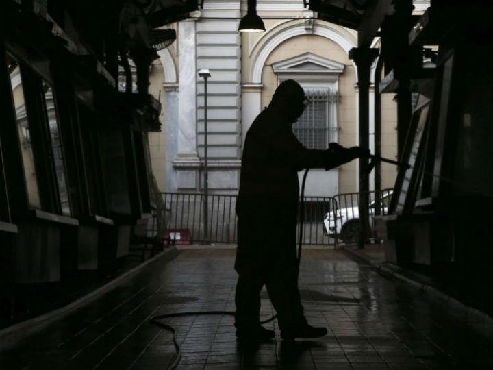 «Η κατάσταση θυμίζει κυκλώνα κι εμείς βρισκόμαστε ακριβώς μέσα στη δίνη του. Την ίδια ώρα, ενθαρρυντικά νέα έρχονται από τον χώρο των φαρμακοβιομηχανιών. Η κυκλοφορία εμβολίων είναι προ των πυλών.»