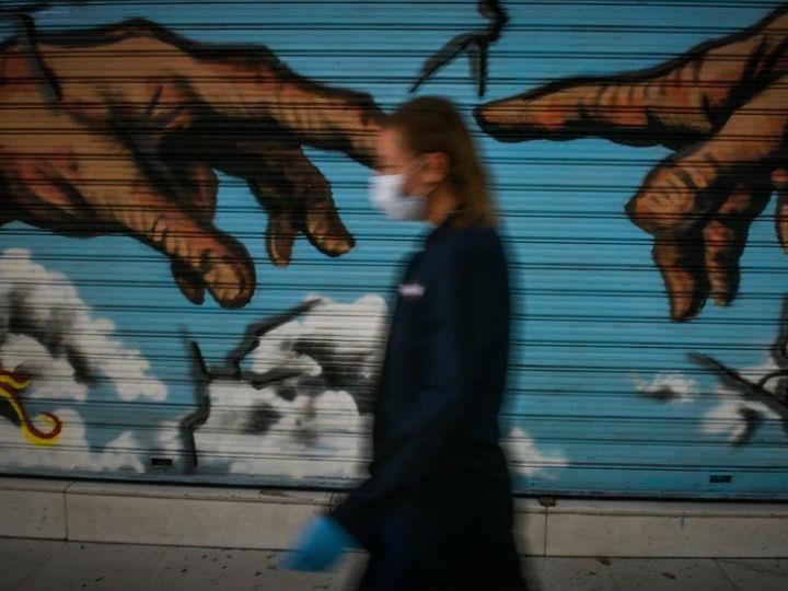 Η οικονομική κρίση αποτελεί πρώτα από όλα μια προειλημμένη μείωση της παραγωγής. Επεκτεινεται σε τομείς όπως οι υπηρεσίες που δεν δέχονται κανονικά τις ίδιες κυκλικές διακυμάνσεις όπως ο βιομηχανικός κλάδος και ο κλάδος κατασκευών. Η ερώτηση που τίθεται είναι να γνωρίζουμε σε ποιό βαθμό το σταμάτημα της παραγωγικής και εμπορικής δραστηριότητας θα λάβει μακροπρόθεσμες διαστάσεις μέσω πτωχεύσεων και απωλειών θέσεων εργασίας.