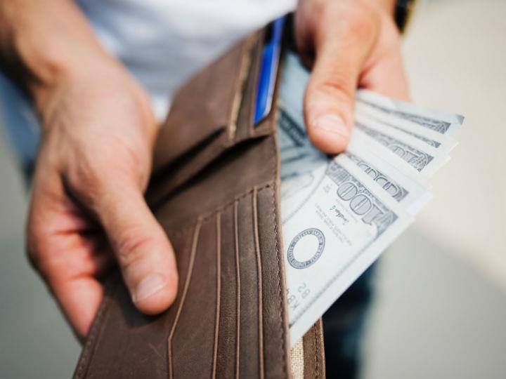 «Ο κυβερνητικός σχεδιασμός που προβλέπει επιδότηση των αποδοχών πριν από τα λεφτά των ευρωπαίων ( SURE ) βασίζεται σε μια κρίσιμη παράμετρο: πολλές( πάρα πολλές για την ακρίβεια) επιχειρήσεις που εξέρχονται από την καραντίνα χρειάζονται κεφάλαια κίνησης για να προχωρήσουν σε πλήρη λειτουργία. Αποτέλεσμα είναι να προχωρούν στην εφαρμογή του μέτρου της εκ περιτροπής εργασίας: μισό προσωπικό, μισές ώρες και μισές αποδοχές.»