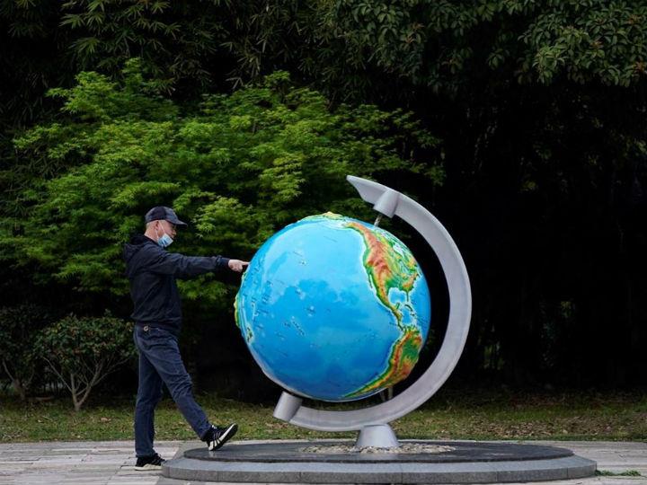 Ελάχιστοι από τους χρηματιστές στην Γουόλ Στριτ είχαν ακούσει για την πόλη με τους 11 εκατομμύρια κατοίκους στις όχθες του ποταμού Γιανγκτσέ. Ένα μήνα αργότερα, όλοι θα γνώριζαν πολύ καλά την ύπαρξή της.