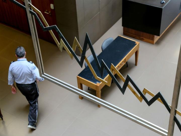 «Το Άπειρο των χρημάτων που θα πέσουν σε μια οικονομία δεν έχει προκαθορισμένη τροχιά στην καμπύλη διάχυσης προς τις αγορές εργασίας πρώτα και κύρια. Δεν έχει ισοδύναμες καμπύλες κατανομής στους παραγωγικούς κλάδους που έμειναν 2-3 μήνες εκτός λειτουργίας.» 