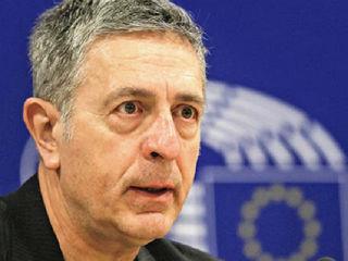 Ο Επίτροπος διευκρίνισε πως «η στρατηγική της ΕΕ για τη νεολαία καθορίζει το πλαίσιο συνεργασίας μεταξύ της Επιτροπής και των κρατών μελών σε θέματα που αφορούν τη νεολαία», ενώ με βάση την εν λόγω συνεργασία, «δρομολογήθηκαν σε επίπεδο ΕΕ, και στη συνέχεια υλοποιήθηκαν μέσω εθνικών, περιφερειακών ή τοπικών δομών, πολλές πολιτικές και δράσεις, για παράδειγμα σχετικά με την προώθηση της εργασίας των νέων». Επιπλέον ο ευρωβουλευτής του ΣΥΡΙΖΑ, είχε ρωτήσει την Ευρωπαϊκή Επιτροπή πως σκοπεύει να αντιμετωπίσει την καταγεγραμμένη σε έρευνες δυσπιστία των νέων απέναντι στους ευρωπαϊκούς θεσμούς και την απογοήτευσή τους για το μέλλον.