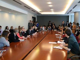 Στην παρέμβασή του, ο ευρωβουλευτής του ΣΥΡΙΖΑ, Στέλιος Κούλογλου, τόνισε ότι η έλλειψη δημοκρατίας ειδικά στην Ευρωζώνη είναι πολύ μεγάλη, καθώς το σημερινό Eurogroup αποφασίζει για τις τύχες των λαών χωρίς να έχει καμία θεσμική αρμοδιότητα. Αναφέρθηκε ακόμη στις παράλογες απαιτήσεις των δανειστών και ειδικά του ΔΝΤ στις διαπραγματεύσεις με την Ελλάδα.