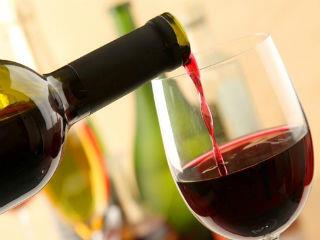  Δεν είναι τυχαίο ότι η χώρα μας συγκαταλέγεται ανάμεσα στις παλαιότερες οινοπαραγωγικές χώρες στον κόσμο, με το πρώτο ελληνικό κρασί να χρονολογείται 6.500 χρόνια πριν. Η ίδια η λέξη κρασί προέρχεται από το «κράμα», την «κράση» (δηλαδή, την ανάμιξή του με νερό) που έκαναν οι αρχαίοι Έλληνες προκειμένου να το καταναλώσουν χωρίς τις συνέπειες της μέθης. 