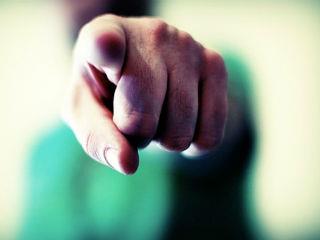 Είναι βαθύτατα θλιβερό και βαρύτατα επικίνδυνο άτομα που θεωρούν τον εαυτό τους αριστερό και έντυπα που θεωρούνται δημοκρατικά να χαρακτηρίζουν έμμεσα σαν «ιδανικό δημοκρατικό πολίτη» τον άκριτο και άλαλο, αυτόν που δεν ξέρει παρά να πειθαρχεί και δεν θέλει παρά να υπακούει. Και αγνοούν σκόπιμα πως όλη η εξέλιξη του ανθρώπου στηρίχθηκε στην ιδιότητά του να αναρωτιέται και να αμφιβάλει για όλα. Ένας μεγάλος δάσκαλος έχει πει πως η σπουδαιότερη λέξη, είναι το «γιατί;», όλη η γνώση ξεκίνησε από αυτή τη λέξη. Η ερώτηση ήταν η πύλη που οδήγησε στη φώτιση!