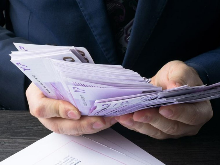 «Ο αέρας στα χρηματιστήρια συμβαδίζει με τα νέα επίπεδα χρεών και «αναμένει» την δυνητική κατανάλωση από τους επιδοτούμενους άεργους στο μεγαλύτερο μέρος του πλανήτη, ώστε να δικαιολογηθούν τα προσδοκώμενα υψηλά κέρδη στις τιμές των μετόχων (και οι 33,000 μονάδες στον Dow Jones).»