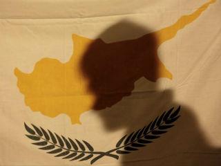 Εκτός από δημόσιος υπάλληλος σε θέση τεχνικού προσωπικού στο συγκεκριμένο ΑΕΙ, κατασκευάζει ηλεκτρονικά μηχανήματα τα οποία εμπορεύεται μέσω ΟΕ που έχει συστήσει στο όνομα της συζύγου του. Όλη η δραστηριότητα (προβολή της εμπορικής εταιρείας, επικοινωνία με υποψήφιους πελάτες, αποστολή πληροφοριών και προδιαγραφών, κλπ.) γίνεται στην διάρκεια του καθημερινού ωραρίου της –υποτιθέμενης– εργασίας του στο ΑΕΙ, προφανώς με δαπάνες της υπηρεσίας που τον μισθοδοτεί. Αν ετοιμάζεστε να μού πείτε ότι αυτά πρέπει να αποδεικνύονται με στοιχεία, θα σάς προλάβω λέγοντας ότι τα στοιχεία υπάρχουν και είναι προσβάσιμα στο Διαδίκτυο. Ανοίγοντας το επίσημο site της εταιρείας του, θα δείτε μέχρι και τον ίδιο να φιγουράρει σε φωτογραφίες από την συμμετοχή του σε εκθέσεις εξωτερικού ή σε εμπορικές αποστολές (πάντα σε ημερομηνίες που εμφανίζεται να έχει κάποιο είδος υπηρεσιακής άδειας). Μαζί του θα δείτε και την frontwoman της ΟΕ, την σύζυγό του. Σαν πρώην υπουργό Οικονομικών να σάς ενημερώσω, επίσης, πως στ