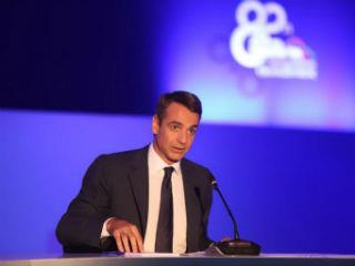 Το πρόβλημα στην Ελλάδα είναι η Δεξιά ή η Κεντροδεξιά. Από τον ύμνο στον κρατισμό, που ήταν το Σύνταγμα του ‘75, μέχρι και την τριτοκοσμική τύπου κρατικοποίηση του ομίλου Ανδρεάδη, η ελληνική Δεξιά δεν είχε απλά παραδώσει τα όπλα, αλλά είχε ενταχθεί ιδεολογικά στις τάξεις των αντιπάλων της. 