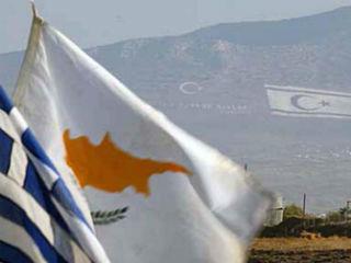 Η μετατροπή της ενιαίας Κύπρου σε Βοσνία-Ερζεγοβίνη επί το «θερμότερον», είτε λόγω αντικειμενικών δυσκολιών, είτε και λόγω τουρκικής υπονόμευσης της κατάστασης μετά μια ενδεχόμενη λύση δεν μπορεί να αποκλειστεί. Εναλλακτικά, μπορεί να επιλεγεί η διατήρηση της υφιστάμενης κατάστασης σε αναμονή ευνοϊκότερης συγκυρίας και συσχετισμού δυνάμεων. Ωστόσο, το πέρασμα του χρόνου δεν έχει ευνοήσει τη δική μας πλευρά και κάθε νέο σχέδιο λύσης ήταν χειρότερο από το προηγούμενο. Το πιθανότερο είναι ότι η μη λύση θα παγιώσει τη διχοτόμηση. Σε κάθε περίπτωση, ο ελληνικός ρόλος θα πρέπει να είναι επικουρικός και υποστηρικτικός (ιδιαίτερα σε περίπτωση ισχυρών και μονομερών διεθνών πιέσεων), στηρίζοντας τις επιλογές της Λευκωσίας και συμβάλλοντας στη συζήτηση για θέματα ασφαλείας (όπου η Ελλάδα οφείλει να έχει άποψη ως, επί της ουσίας, εγγυήτρια της ασφάλειας του κυπριακού ελληνισμού). 