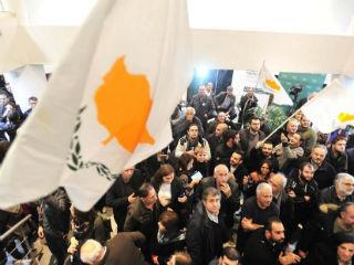 Ο δεύτερος γύρος περιορίσθηκε σε επανάληψη της κινήσεως για τους ψηφοφόρους των δύο μονομάχων και σε δίλημμα για τους υπολοίπους, περιλαμβανομένων και όσων απείχαν. Ο Λαός και η κάλπη εμίλησαν, έτσι έχουμε Πρόεδρο για τα επόμενα 5 χρόνια.