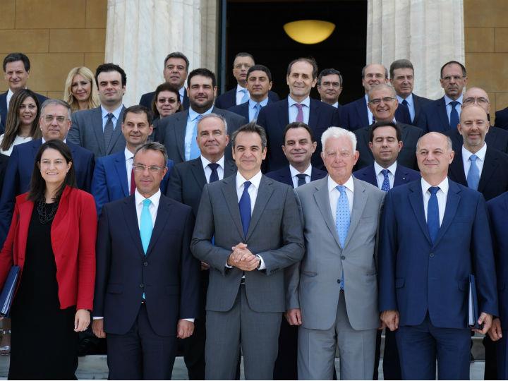 Σε μια εποχή λοιπόν ευνοϊκών εξελίξεων για την κυβέρνηση ή για κάποιες επιχειρήσεις, όπως η εξαιρετική αντιμετώπιση της πανδημίας και κάποιες πρωτοβουλίες επιχειρηματικές, αξίζουν προσοχής ζητήματα που βρίσκονται τώρα στο περιθώριο. Και περιμένουν πότε θα έλθουν αναπόφευκτα επιτακτικά στο προσκήνιο – όπως το Μεταναστευτικό ή οι μετέπειτα οικονομικές δυσκολίες…