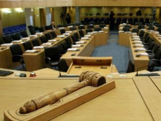 Η ηθική δεν έχει μεταφυσική αναφορά, αλλά είναι προσανατολισμένη στην λογική και αναφέρεται στην υπεύθυνη δραστηριοποίηση, που υπηρετεί την ανθρώπινη οντότητα, το κοινωνικό συμφέρον και την βιωσιμότητα του πλανήτη, άρα το αξιακό της περιεχόμενο είναι προϊόν διαλόγου, μέσω του οποίου συγκροτείται η διυποκειμενικότητα και η γενικευμένη ισχύ.