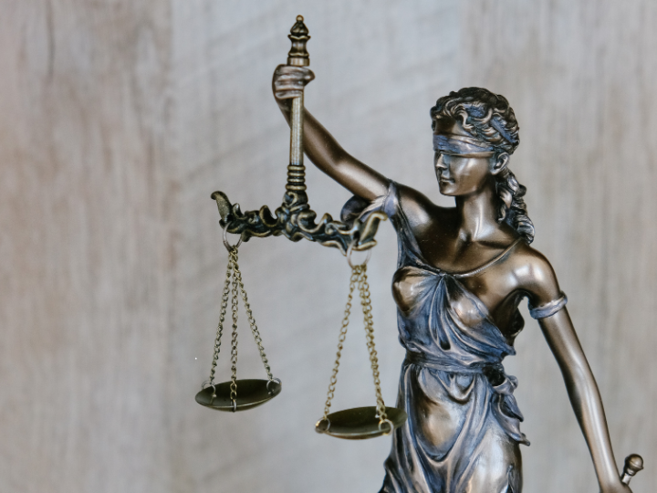 Η συμπεριφορά Τραμπ με τα μπρος-πίσω, τις συνεχείς προθεσμίες συμμόρφωσης προς τον Πούτιν και τις απειλές που δεν τηρεί, με αποκορύφωμα την τελική απειλή απόσυρσης του από την προσπάθεια ειρήνευσης, αποτελεί ενθάρρυνση του Πούτιν να συνεχίσει το έργο των καταλήψεων χωρών που ανήκαν στην ΕΣΣΔ και όχι μόνο, θα προκαλέσει δε νέες συγκρούσεις.