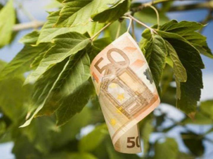 «Με το πρόγραμμα SURE της ΕΕ, που μετονομάζεται σε ΣΥΝ-ΕΡΓΑΣΙΑ στη χώρα μας, επιδοτείται ξεκάθαρα η μερική απασχόληση και ουσιαστικά χάνεται για κάθε εργαζόμενο το 20% του μισθού του ( αφού θα δουλεύει μισές ώρες, θα παίρνει μισό μισθό και το κράτος θα τον επιδοτεί το 60% του υπολοίπου που χάνει).»