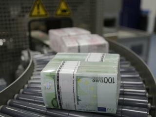 Η μείωση του κύκλου εργασιών, δηλαδή η αδυναμία έγκαιρης ρευστοποίησης του στοκ, οδήγησε με την σειρά της στην δυσκολία εξυπηρέτησης παλαιότερων δανείων, άρα στην υποβάθμιση από τις τράπεζες της πιστοληπτικής ικανότητας των επιχειρήσεων, με αποτέλεσμα την άρνηση περαιτέρω χρηματοδοτήσεων ή στην «καλύτερη» περίπτωση την με το σταγονόμετρο χρηματοδότηση.