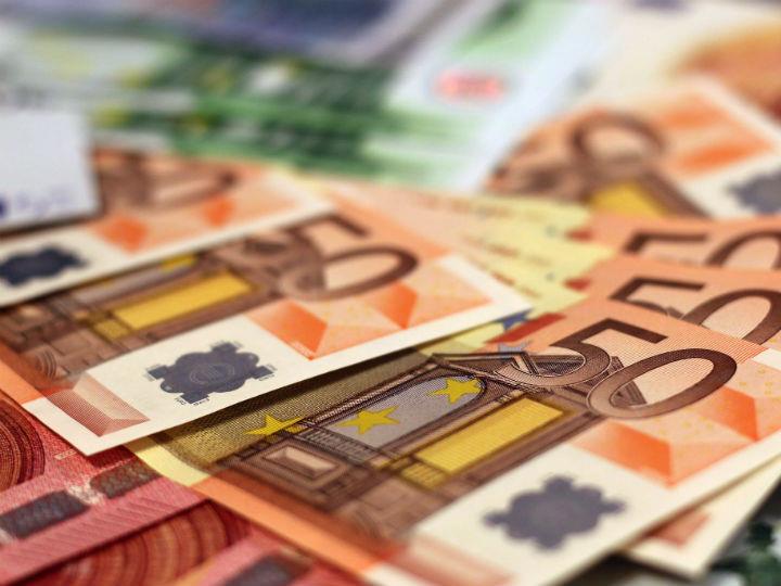 «Οι ανεπτυγμένες οικονομίες έχουν περισσότερη ισχύ στο να τυπώσουν τρισεκατομμύρια, χωρίς να ανησυχούν ιδιαίτερα για τον επαχθή πληθωρισμό, πόσο μάλλον τον υπερπληθωρισμό, διότι έχουν θεσμούς, ήτοι ανεξάρτητες κεντρικές τράπεζες, ισχυρές τράπεζες και αγορές.»