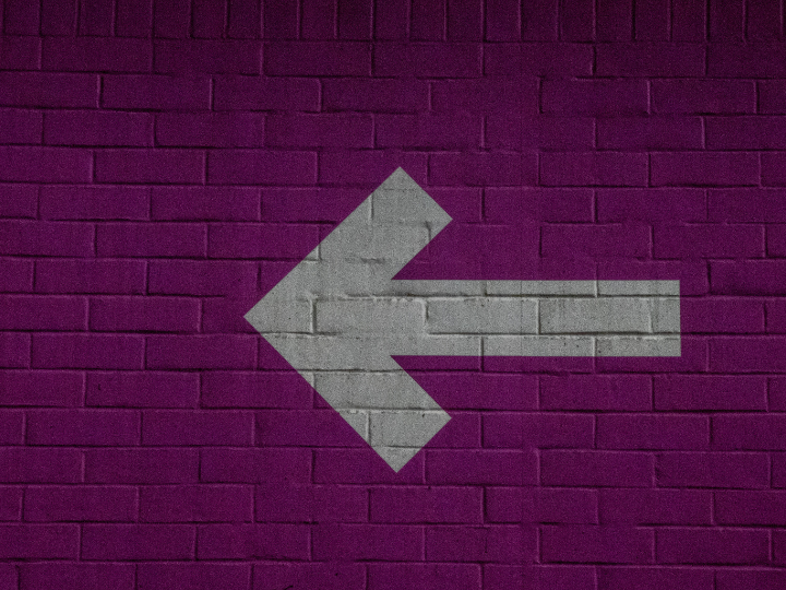 "Νομίζουν λοιπόν οι προσφιλείς αριστεροί ότι το «πρόταγμα των αγώνων» ακούγεται πιο πειστικό από την απλή λέξη «αίτημα ή διεκδίκηση», οπότε το ακροατήριο δεν μπαίνει πιο πολύ στην ουσία ή τη λογική των επιχειρημάτων και μένει στην ακουστική βιτρίνα."