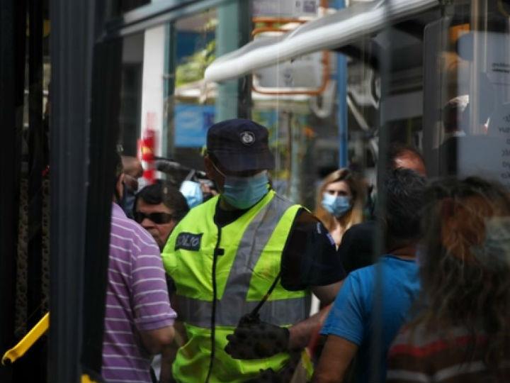 Η εργασία εκατομμυρίων ατόμων στις μητροπόλεις γίνεται εφιάλτης. Μανχάταν, Λονδίνο, Παρίσι, Ρώμη, Αθήνα και δεκάδες άλλες μητροπόλεις γίνονται εστίες μετάδοσης, χωρίς να επαρκούν οι κλίνες εντατικής θεραπείας στα νοσοκομεία. 