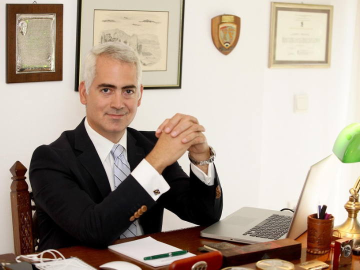 Σύμφωνα με πρόσφατη δημοσίευση του επιστημονικού περιοδικού “Nature”, πολλές χώρες οι οποίες αντιλαμβάνονται τους εαυτούς τους ως ξεχωριστούς, στο διεθνές στερέωμα, έχουν χειρισθεί την Πανδημία άσχημα, με αποτέλεσμα να προκύπτει το παράδοξο να εμφανίζουν ορισμένα από τα χειρότερα αποτελέσματα αντιμετώπισης του SARS-CoV-2 κράτη τα οποία θεωρούταν πως είχαν τα καλύτερα συστήματα υγειονομικής φροντίδας και προστασίας της Δημόσιας Υγείας.