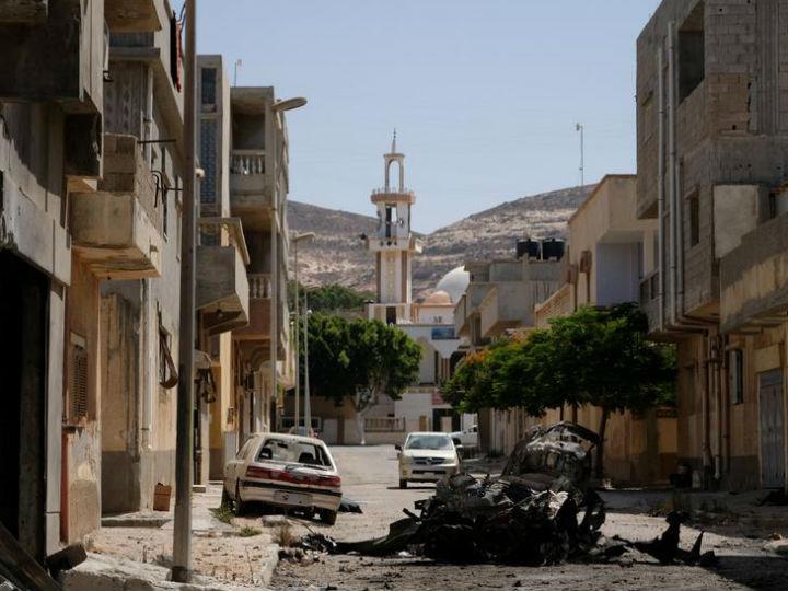 Με τα 1800 χλμ μεσογειακών ακτογραμμών και 4.000 χλμ χερσαίων συνόρων με την Αλγερία, το Τσαντ, την Αίγυπτο, τον Νίγηρα, το Σουδάν και την Τυνησία, η Λιβύη αποτελεί μια τεράστια χερσαία μάζα. Έχει φιλοξενήσει παραδοσιακά πολλούς Ευρωπαίους και Αμερικανούς φορείς εκμετάλλευσης πετρελαίου καθώς και σταθερά επιχειρηματικά συμφέροντα, ιδιαίτερα ιταλικά (ένας αγωγός αερίου διασχίζει την Melittah και τη Σικελία).