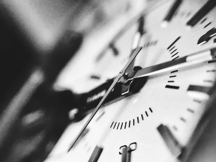 Υπάρχει μια έννοια του χρόνου που δεν οφείλει τίποτα στη συνείδηση ή την κοσμική τάξη, είναι αυτή του κόσμου αυτού στον οποίο ζούμε και για τον οποίο αναφερόμαστε. Αυτό με το οποίο διακρίνεται το πριν και το μετά, αυτό που μας προσδιορίζει ότι τα όντα αλλάζουν κ.λπ.