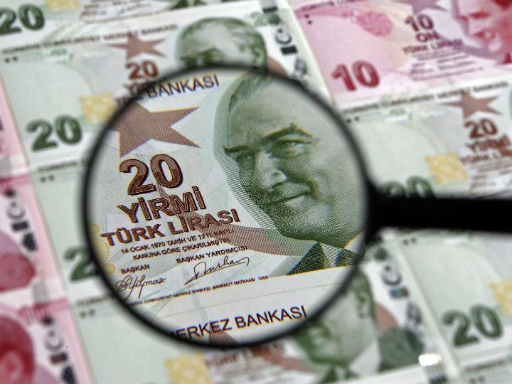 Το 2018, η νομισματική κρίση πυροδότησε ύφεση και έντονες αυξήσεις στον πληθωρισμό και στην ανεργία, όμως ο κ. Ερντογάν αρνήθηκε να ζητήσει βοήθεια από το ΔΝΤ. Αυτή τη φορά, η κρίση είναι παγκόσμια και ο μισός κόσμος -περισσότερες από 90 χώρες- έχει ζητήσει στήριξη από το ΔΝΤ από τότε που ξεκίνησε η πανδημία του κορωνοϊού.