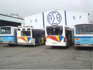 Μετά την άρνηση του υπουργείου Οικονομικών να συμμετάσχει στην ισόποση με τις ζημιές αύξηση του μετοχικού κεφαλαίου, ο κρατικός οργανισμών των αστικών συγκοινωνιών της Αθήνας λειτουργεί παρανόμως  και, φυσικά, σύμφωνα με τους «απάνθρωπους» δανειστές μας δεν πρέπει πια να επιχορηγείται από τον κρατικό προϋπολογισμό, όπως γινόταν επί σαράντα χρόνια, όταν δεν μας ήλεγχε η «ανάλγητη»  τρόικα! Πάντως, σημειώνεται ότι  τον περασμένο Ιούλιο  εγκρίθηκε κονδύλι  41,7 εκατ. ευρώ από το υπουργείο Οικονομικών «για την κάλυψη των ληξιπρόθεσμων οφειλών των ΟΣΥ» (Οδικές Συγκοινωνίες) προς τους προμηθευτές τους, για να παρακαμφθεί  η… κρατική επιχορήγηση! 