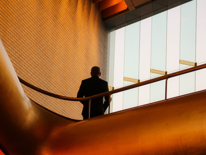 Οι δε λομπίστες, είναι η απαραίτητη γέφυρα που συνδέει έναν τομέα της κοινωνίας (βιομηχανία, εμπόριο και πολλά άλλα) με τους διαμορφωτές πολιτικής.