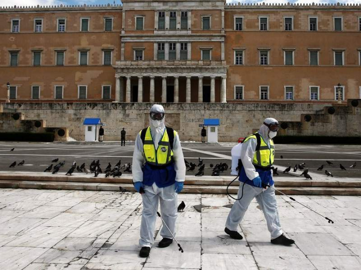 «Ζούμε στην εποχή που το υποκείμενο και η κοινωνία καλούνται να διαχειριστούν αποτελεσματικά τον μεγάλο τους φόβο: τον χρόνο. Η σύλληψη της ιστορικό-κοινωνικής πραγματικότητας έχει μετασχηματιστεί φοβικά.»