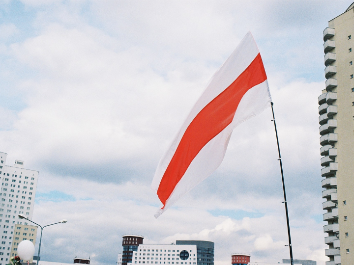 «Το καθεστώς του Αλεξάντερ Λουκασένκο είναι η μόνη δικτατορία στην ευρωπαϊκή ήπειρο. Από πολλές απόψεις, ήταν για χρόνια ένα ζωντανό απολίθωμα του σοβιετικού καθεστώτος».