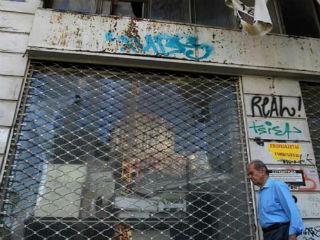 Απορημένο το πανελλήνιο αναρωτιέται πώς είναι δυνατόν μία ελληνική επιχείρηση να επιμένει να κρατά την έδρα της στην χώρα. 