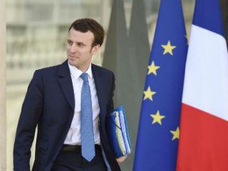 «Ο 38χρονος τέως υπουργός, σε αντίθεση με άλλους συναδέλφους του, καταλαβαίνει ότι ο κόσμος μας αλλάζει γρήγορα και με απαιτήσεις, γεγονός που υπαγορεύει και άλλες πολιτικές συμπεριφορές σε όλα τα επίπεδα. Ο Μακρόν δεν δίνει μαθήματα, αλλά ψάχνει να προτείνει λύσεις σε μία εποχή, την ψηφιακή, όπου οι νέοι και όχι μόνον αυτοί θέλουν να είναι  και όχι να έχουν. Αυτός είναι και ο λόγος που τον ώθησε να δίνει μεγάλη προτεραιότητα στην εκπαίδευση, στο κριτικό πνεύμα, στις ανάγκες της κοινωνίας των πολιτών και όχι των συντεχνιών και των διαπλεκόμενων συμφερόντων. Δεν γνωρίζω τί θα καταφέρει. Όμως, η κίνησή του είναι αυτή που επιτρέπει σε κάποιους να ελπίζουν και, κυρίως, να κάνουν όνειρα. Αυτό μάς λείπει»