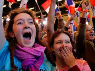 Τα αποτελέσματα στη Γαλλία δείχνουν ότι δεν ζούμε το τέλος της Ιδεολογίας. Ζούμε το τέλος της κομματικής δημοκρατίας. Επικρατούν τα φρέσκα πρόσωπα, τα έντονα συναισθηματικά συνθήματα, τα εθνικά ιδεώδη, η ρητορική της ασφάλειας και των μεγαλόπνοων στόχων. Ο κόσμος αγνοεί τους παραδοσιακούς πολιτικούς και επιλέγει πλέον αλλιώς τους ηγέτες του. Μας το έδειξε και η νίκη Trump στις ΗΠΑ. Τέρμα στις κομματικές νομενκλατούρες, στοπ στην «συστημική πολιτική». Είναι όμως έτσι ακριβώς τα πράγματα; Πώς γίνεται και ένας 39άρης τεχνοκράτης, σαν τον Macron, γοητεύει τόσο γρήγορα -από το πουθενά σχεδόν- τους ιδεολόγους Γάλλους;