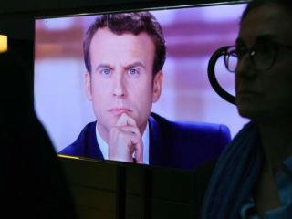 Και εξηγούμαι: Στον χθεσινό επαναληπτικό γύρο, οι Γάλλοι εξέλεξαν σωστά. Είχαν να επιλέξουν ανάμεσα στην άκρα δεξιά, στην οπισθοδρόμηση, στη δημαγωγία και στον ανεγκέφαλο λαϊκισμό και, από την άλλη, σε έναν 39ιάρη συντηρητικό τεχνοκράτη, χωρίς πολιτική εμπειρία και πολιτική πλατφόρμα, προστατευόμενο του χρηματοπιστωτικού συστήματος που τον εξέθρεψε. Παρά το νεαρό της ηλικίας του και το γεγονός ότι δεν έχει φθαρεί ασκώντας πολιτική, αμφιβάλλω αν ο Μακρόν, έστω και με τις πιθανές καλές προθέσεις του, θα μπορέσει να αλλάξει πολλά πράγματα στο Ευρωπαϊκό οικοδόμημα συμπεριλαμβανομένης και της δέσμευσής του να μας συμπαρασταθεί στο θέμα του χρέους