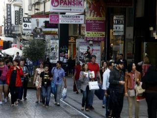 Σταδιακά συντελείται η ισοπέδωση της πολυπολιτισμικότητας. Ο μεμονωμένος πολίτης ταυτοποιείται πολιτισμικά χωρίς αναφορά στην τοπική κοινωνία. Η σχέση του με την παράδοση αποκτά εγκυκλοπαιδικό, φολκλορικό χαρακτήρα. Γι’ αυτό και δεν συμβάλλει στην μετεξέλιξη της. Το παρόν οριοθετείται περισσότερο από την παγκοσμιοποιημένη μόδα, η οποία υπερβαίνει τα όποια τοπικά, εθνικά όρια και καλλιεργεί τον άκρατο καταναλωτισμό ως μέσο για την πρόσδωση ταυτότητας στην ανθρώπινη οντότητα και όχι από τις κοινωνικές διεργασίες σε τοπικό επίπεδο.