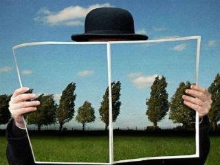 Το εξοργιστικό είναι το ψεύδος ότι η διανομή καθίσταται δυνατή διότι δήθενοι εξαιρετικές επιδόσεις της οικονομίας υπερέβησαν κάθε προσδοκία. Αυτό που πράγματι συμβαίνει είναι ότι είμαστε πρωταθλητές στην φορολογία εντός της Ευρωπαϊκής Ένωσης, έχοντας ΦΠΑ 24% έναντι 20,1% κατά μέσον όρο στην ΕΕ, φόρο εισοδήματος νομικών προσώπων 29% έναντι 19,5%, φόρο εισοδήματος φυσικών προσώπων 45% (ανώτατος συντελεστής) έναντι 34,9%, εισφορές κοινωνικής ασφάλισης 16% για τον εργαζόμενο και 24,1% για τον εργοδότη, έναντι 12,8% και 21,7% αντιστοίχως κ.ο.κ. 