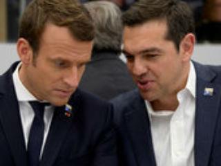 Στο πλαίσιο λοιπόν αυτό, παράπλευρα με την γαλλική πρόταση για άρση του αδιεξόδου (μέσα στο οποίο έπεσε μόνος του ο Έλληνα πρωθυπουργός), στην αναπτυξιακή διάσταση που προτείνουν οι Γάλλοι τίθεται και η αξιοποίηση κοινοτικών κονδυλίων από τα διαρθρωτικά Ταμεία, το πακέτο Γιούνκερ και άλλους πόρους, αλλά και με αυξημένη εκταμίευση ποσών για την δόση. Βάσει του Compliance Report της Ευρωπαϊκής Επιτροπής (Ιούνιος 2016) προβλέπεται η δυνατότητα για εκταμιεύσεις ύψους έως 13,3 δισεκατομμυρίων ευρώ το πρώτο τρίμηνο του 2017 αφού θα είχε ολοκληρωθεί η δεύτερη αξιολόγηση –με τα 5,1 δισεκατομμύρια ευρώ να αφορούν στην αποπληρωμή ληξιπρόθεσμων υποχρεώσεων του κράτους προς την αγορά. Σε αυτά τα ποσά ποντάρει η κυβέρνηση ώστε, αφ’ ενός, να στηρίξει την ανάπτυξη και, αφ’ ετέρου, να ανασκευάσει την μέχρι τώρα ρητορική της, δίνοντας έμφαση στο μομέντουμ της οικονομίας.