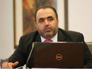 Οι κράκερς κάνουν αυτές τις επιθέσεις και ζητάνε λύτρα. Η επίθεση αυτή που έχει να κάνει με τα λύτρα ξεκίνησε στις 12 Μαΐου και κορυφώθηκε στις 13 Μαΐου απόγευμα και στις 14 Μαΐου. Οι κράκερς βρήκαν ένα σύστημα το οποίο έβαζε τον ιό σε υπολογιστικά συστήματα που είχαν Windows και υπήρχε και η «τρύπα» του συστήματος, το κενό ασφαλείας. Δεν ψάχνονταν να πάνε σε όλους τους υπολογιστές που είχαν Windows, πήγανε σε συγκεκριμένους υπολογιστές, ήξεραν ποιοι οι υπολογιστές έχουν το πρόβλημα. Χτύπησαν πάνω από 230.000 συστήματα, πάνω από 150 χώρες δέχθηκαν αυτήν την επίθεση, τον ιό. Η επίθεση αυτή ανεκόπη όταν κάποιος Εγγλέζος, ένα πιτσιρικάς 22χονος πληροφορικάριος βρήκε έναν τρόπο και έκοψε την επίθεση ηλεκτρονικά σε μεγάλο βαθμό. Έχουμε όμως και δεύτερη έκδοση του ιού, και τώρα που μιλάμε κυκλοφορεί ο ιός, και δίνω μία συμβουλή σε όσους έχουν λειτουργικό σύστημα Windows στους υπολογιστές τους να κάνουν update για να μπορέσουν να κλείσουν αυτό το κενό ασφαλείας.