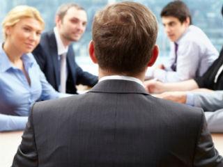 Η πιο μεγάλη σε διάρκεια εμπειρία στην ηγεσία δεν είναι στο επαγγελματικό μας περιβάλλον, αλλά στην κοινωνική ζωή. Εδώ πραγματοποιούνται άτυπες, αλλά παρόλα αυτά ισχυρές - και μερικές φορές δύσκολες - μορφές ηγεσίας. Για παράδειγμα οι οικογενειακές δομές, ο κύκλος της φιλίας, ακόμη και η σχέση μεταξύ ενός κατοικίδιου και του ιδιοκτήτη του.
