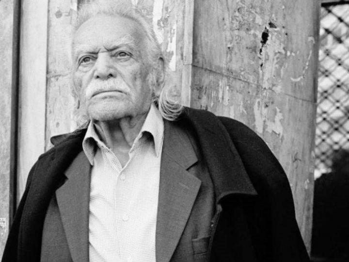 «Ο κύριος Γιάννης Μαρίνος υποθέτω, πρόσθεσε και άνετα στρογγυλοκάθισε απέναντί μου προκαλώντας αμέσως ατμόσφαιρα οικειότητας. Ηταν πράγματι ο θρυλικός ήρωας που κατέβασε τη γερμανική σημαία, αλλά και το περιπετειώδες κορυφαίο στέλεχος της άκρας Αριστεράς, που έχαιρε γενικότερου σεβασμού, θαυμασμού και δέους.»