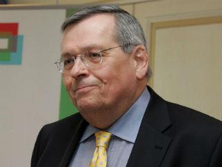 Ο Στέφανος Μάνος κατά πρώτον λόγο ποτέ δεν υπήρξε μέρος της πολυπλόκαμης ελληνικής διαπλοκής. Κατά συνέπεια, ποτέ δεν χρειάστηκε, ως διαπλεκόμενος, να ζητήσει επικοινωνιακές «εξυπηρετήσεις» κα να συγχρωτισθεί με τους «αρχιερείς» της δημοσιογραφικής διαπλοκής και τους πραιτωριανούς τους.