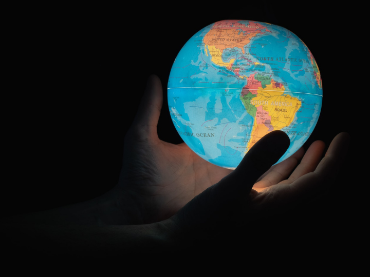 Το διεθνές εκκρεμές προσφοράς-ζήτησης, τα προθεσμιακά συμβόλαια στα ταμπλό των χρηματιστηρίων, οι νέες συναλλαγματικές ροές, οι εφοδιαστικές αλυσίδες και οι γραμμές παραγωγής, στο σύνολο τους θα «αναδομηθούν».