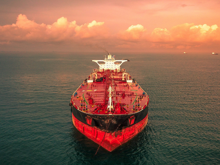 Επιπλέον, είναι απολύτως αναγκαίο να ισχύσει και στη ναυτιλία η αρχή «ο ρυπαίνων πληρώνει», που συνεπάγεται την ανάληψη της ευθύνης και του κόστους συμμόρφωσης με τις προβλεπόμενες απαιτήσεις από τον υπεύθυνο της εμπορικής εκμετάλλευσης του πλοίου.