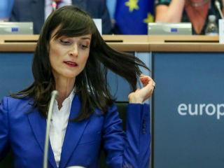 Υποστηρίζει επίσης την κατάρτιση κώδικα αρχών τον οποίο θα πρέπει να δεσμευτούν ότι θα τηρούν οι διαδικτυακές πλατφόρμες και τα μέσα κοινωνικής δικτύωσης. Μία από τις 10 βασικές αρχές που περιγράφονται στην έκθεση προβλέπει, για παράδειγμα, ότι οι διαδικτυακές πλατφόρμες θα πρέπει να μεριμνούν για τη διαφάνεια των εργασιών τους, εξηγώντας πώς επιλέγονται από τους αλγορίθμους οι ειδήσεις που προβάλλονται. 