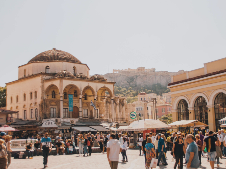 Σύμφωνα με τα στοιχεία της Ελληνικής Στατιστικής Αρχής (ΕΛΣΤΑΤ), ο τζίρος των επιχειρήσεων στο σύνολο της ελληνικής οικονομίας διαμορφώθηκε το 2021 σε 332,43 δισ. ευρώ, υψηλότερος όχι μόνο αυτού του 2020, κάτι άλλωστε που ήταν αναμενόμενο, αλλά και του τζίρου του 2019.  