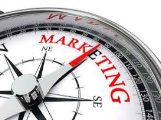 Οι Google, Yahoo, Orange και οι περισσότεροι πάροχοι πρόσβασης και μηχανές αναζήτησης στο Ίντερνετ προτείνουν συστήματα ηλεκτρονικού ταχυδρομείου, δυνατότητες αποθήκευσης δεδομένων, γεωγραφικούς χάρτες (Google Earth) και δεκάδες άλλες υπηρεσίες, δωρεάν. Ολοένα και περισσότερο, τα λογισμικά και οι υπηρεσίες πληροφορικής (λειτουργικά συστήματα, επεξεργαστές κειμένου, παλέτες γραφικών, λογισμικά επεξεργασίας φωτογραφιών, λογιστικά φύλλα, κλπ.) είναι διαθέσιμα δωρεάν στον κόσμο της open source –όπου το διάσημο Linux είναι το λειτουργικό σύστημα εκμετάλλευσης που απειλεί περισσότερο από κάθε άλλο την κυριαρχία της Microsoft.