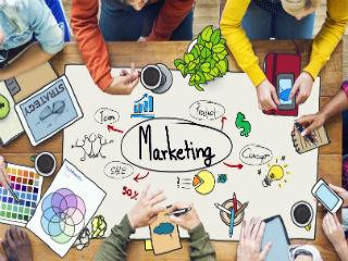 Το σημερινό περιβάλλον στο οποίο δραστηριοποιείται ένας οργανισμός ή μία εταιρεία αλλάζει με εντυπωσιακούς ρυθμούς, γεγονός το οποίο οφείλεται κατά κύριο λόγο σε δύο αλληλεπιδρώσες συνιστώσες: την μεγάλη εξέλιξη της τεχνολογίας και την παγκοσμιοποίηση, δηλαδή την αλληλεπίδραση οικονομιών και κοινωνιών σε ολόκληρο τον πλανήτη. Ως αποτέλεσμα, βιώνουμε σήμερα αυτό που σε άρθρο του στο Harvard Business Review ο καθηγητής του Πανεπιστημίου του Τορόντο Roger Martin ονόμασε «customer capitalism».