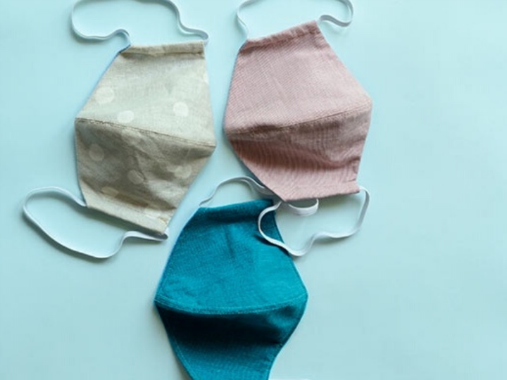 «Πως σε μια εποχή κατά την οποία, βοηθούσης της τεχνολογίας, όλα καλύπτονται μαγικά, όλο και περισσότερο τα ατομικά και μονήρη οφείλουν να καλύπτονται. Λιγότερα φιλιά, λιγότερες χειραψίες, λιγότεροι εναγκαλισμοί, λιγότερες ομιλίες εν τέλει, αφού ακόμα και η ομιλία μπορεί να παράγει θανατηφόρα αύρα.»