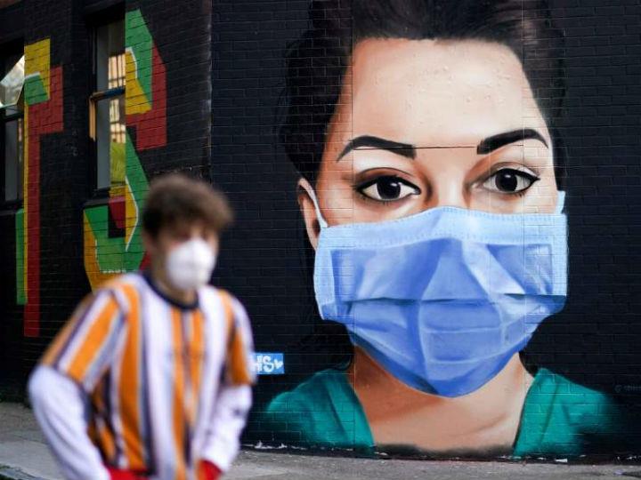 «Στην σύγχρονη παγκοσμιοποιημένη πραγματικότητα οι κοινωνικές αξίες έχουν υποκατασταθεί από τα καταναλωτικά πρότυπα στο πλαίσιο της λογικής της κοινωνίας του θεάματος, τα οποία διοχετεύονται μαζικά με την βοήθεια των Μέσων Μαζικής Επικοινωνίας και της ψηφιακής τεχνολογίας γενικότερα.»