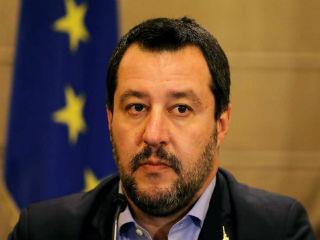 Ο Σαλβίνι – «το έξυπνο πουλί από τη μύτη πιάνεται» – έσκαψε ο ίδιος τον λάκκο της Ακροδεξιάς με την ανατροπή της κυβέρνησής του. Οι μετριοπαθέστερες πολιτικές δυνάμεις, το Κίνημα των Πέντε Αστέρων και το κεντροαριστερό Δημοκρατικό Κόμμα, κατάφεραν να ξεπεράσουν τη μεταξύ τους βαθιά εχθρότητα και να σχηματίσουν νέα κυβέρνηση με τον (δύσκολο) στόχο να παραμείνει στην εξουσία ως το τέλος της κοινοβουλευτικής θητείας το 2023.